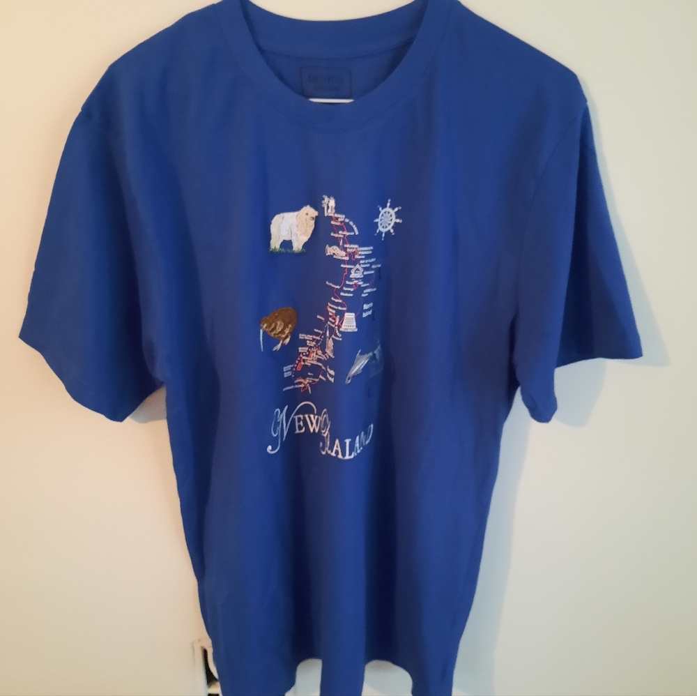 New Zealand map graphic L Royal blue Mens T-shirt. NWT